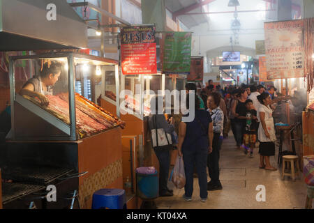 Carne Asada Hall, 20 novembre del mercato , città di Oaxaca, Oaxaca, Messico Foto Stock