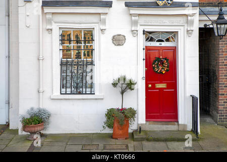 Londra, Inghilterra - dicembre 17 , 2017 porta rossa con corona in un inglese tradizionale stile di Natale sulla South Bank di Londra Foto Stock
