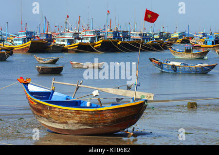 Molte barche da pesca la linea alla riva di un villaggio nei pressi di Mui Ne in Vietnam del Sud Est Asiatico. Foto Stock