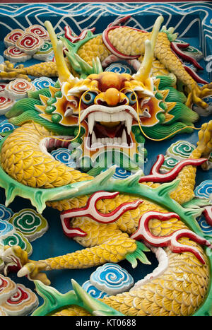 Dipinto luminosamente serpente la scultura a un tempio cinese di Kuala Lumpur in Malesia. Foto Stock