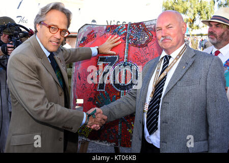 Un unico automotive progetto arte da Guy Portelli della BBC di 'Dragon's Den' celebra 70 anni di Ferrari mentre la raccolta di fondi per la BBC i bambini in stato di bisogno. Dotato di: Duca di Richmond, Pietro Critchell dove: Maidstone, Kent, Regno Unito quando: 17 Nov 2017 Credit: David Marsh/Wallgo.com/WENN Foto Stock