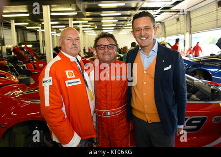 Un unico automotive progetto arte da Guy Portelli della BBC di 'Dragon's Den' celebra 70 anni di Ferrari mentre la raccolta di fondi per la BBC i bambini in stato di bisogno. Dotato di: Renee Arnoux dove: Maidstone, Kent, Regno Unito quando: 17 Nov 2017 Credit: David Marsh/Wallgo.com/WENN Foto Stock