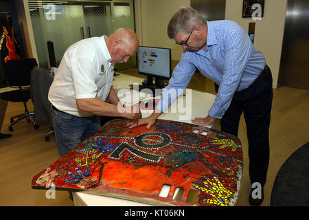 Un unico automotive progetto arte da Guy Portelli della BBC di 'Dragon's Den' celebra 70 anni di Ferrari mentre la raccolta di fondi per la BBC i bambini in stato di bisogno. Dotato di: Ross Brawn, Pietro Critchell dove: Maidstone, Kent, Regno Unito quando: 17 Nov 2017 Credit: David Marsh/Wallgo.com/WENN Foto Stock