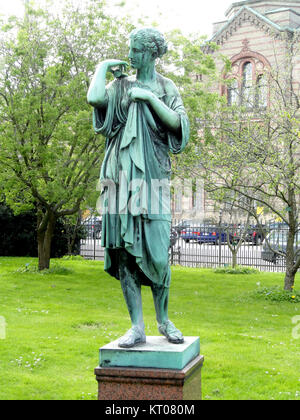 Artemide, una statua situata nel Giardino Botanico di Copenaghen, è una rappresentazione della dea greca della caccia. La statua fa parte della collezione di sculture classiche del giardino, evidenziando la mitologia greca. Foto Stock