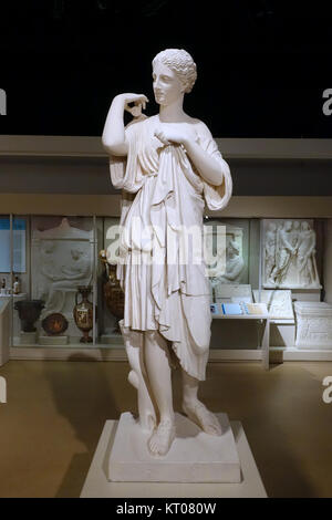 Artemis di Prassitele, calco in gesso del II secolo D.C. in marmo romana copia del bronzo greco originale, Gabii, Roma, oggi al Louvre - Museo Spurlock, UIUC - DSC05860 Foto Stock