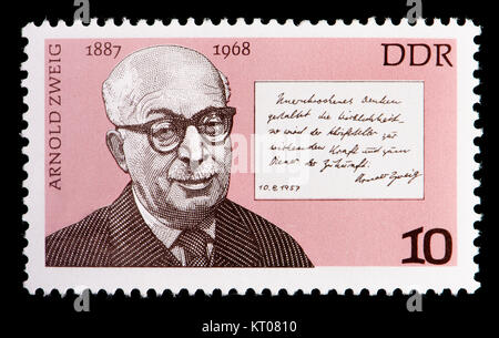 Tedesco orientale (DDR) francobollo (1977): Arnold Zweig (1887 - 1968), scrittore tedesco e anti-guerra e attivista antifascista Foto Stock