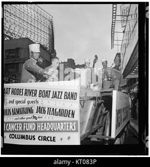 Un ritratto storico che cattura Kaiser Marshall, Art Hodes e Henry (Clay) Goodwin a Times Square, New York, circa 1947. Questa immagine rappresenta un momento significativo nella vita sociale e culturale del eraâ. Foto Stock