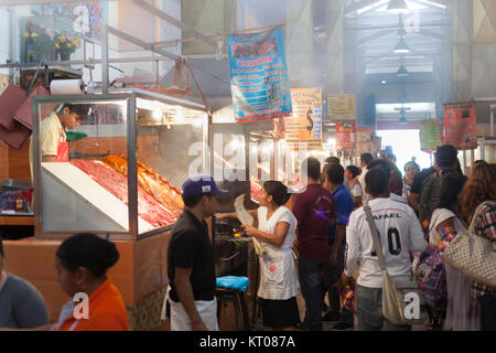 Carne Asada Hall, 20 novembre del mercato , città di Oaxaca, Oaxaca, Messico Foto Stock