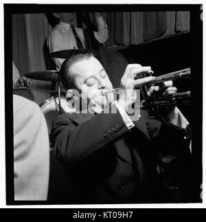 Questo ritratto cattura il trombonista jazz Max Kaminsky al club di Eddie Condon a New York nel 1946, un momento notevole nella vibrante scena jazz del dopoguerra. Foto Stock