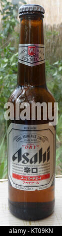 Asahi Super Dry è una birra giapponese conosciuta per il suo gusto fresco, prodotta dalla Asahi Breweries e riconosciuta come una delle birre più popolari del Giappone. Foto Stock