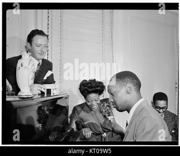 (Ritratto di Milt Orent, Mary Lou Williams, Hank Jones e Dizzy Gillespie, Mary Lou Williams' appartamento, New York, N.Y., ca. Agosto 1947) (5476589146) Foto Stock