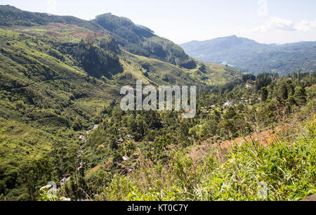 Vista del paesaggio della valle ricoperta di boschi e terreni agricoli, Ramboda, vicino a Nuwara Eliya, provincia centrale, Sri Lanka, Asia Foto Stock