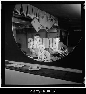 (Ritratto di Terry Gibbs, Harry Biss e Bill (Buddy) De Arango, tre Deuces, New York, N.Y., ca. Giugno 1947) (4931768701) Foto Stock