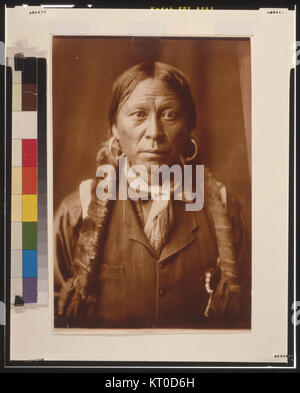 Questa fotografia color seppia, scattata da Edward S. Curtis nel 1904, cattura un uomo Apache di Jicarilla. Il lavoro di Curtis è rinomato per la documentazione delle culture dei nativi americani alla fine del XX secolo. Foto Stock
