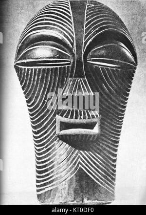 Una maschera Bakuba del Congo belga rappresenta l'arte e l'artigianato tradizionali della regione del Congo. La maschera ha un significato culturale all'interno della società Bakuba, spesso usata nei rituali e nelle cerimonie. Foto Stock