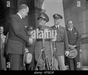 Questa iconica fotografia del 1938 cattura la stretta di mano tra il dittatore cubano Fulgencio Batista e una figura politica chiave durante un momento cruciale della storia cubana. L'immagine simboleggia le alleanze politiche e le dinamiche mutevoli del potere a Cuba durante la fine degli anni '1930 Foto Stock