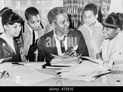 Questa immagine cattura Bayard Rustin, un influente attivista per i diritti civili, prima di una manifestazione. Rustin giocò un ruolo chiave nella marcia su Washington del 1963 e fu una figura significativa nel movimento per i diritti civili. Foto Stock