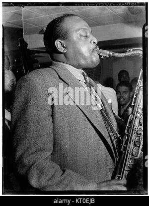 Questa fotografia del sassofonista jazz Ben Webster è stata scattata intorno all'ottobre 1947 da William P. Gottlieb, catturando l'iconico musicista nel suo periodo di punta durante l'era d'oro del jazz in America. Foto Stock