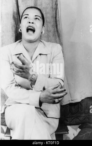 Billie Holiday, un'iconica cantante jazz e blues americana, viene catturata in una fotografia del 1949. Conosciuta per la sua profondità emotiva e la sua voce distintiva, Holiday divenne uno degli artisti più influenti del XX secolo. Foto Stock