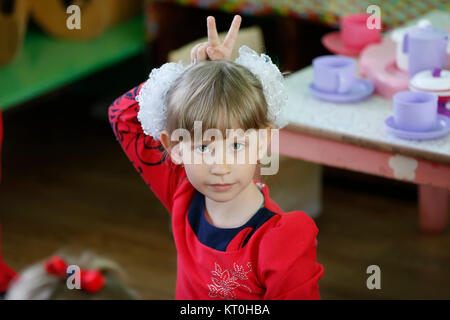 La Bielorussia, la città di Gomel, 16 maggio 2016. Kindergarten Volotovskaya. Una ragazza in asilo nido, mostra le corna.bambina che mostra le corna Foto Stock