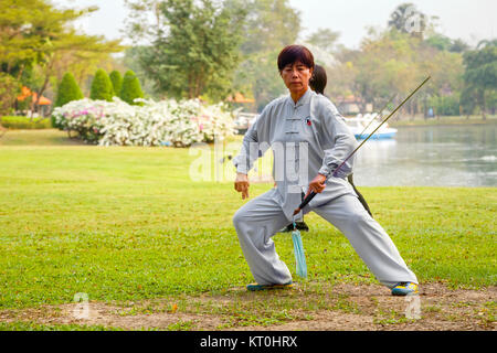 BANGKOK, Tailandia - 20 febbraio 2016: gruppo non identificato di persone pratica spada cinese con il Tai Chi Chuan in un parco Foto Stock