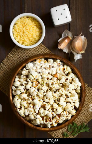 Popcorn con formaggio, aglio e origano Foto Stock