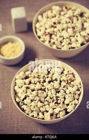 Popcorn con formaggio, aglio e origano Foto Stock