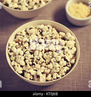 Popcorn con formaggio, aglio e origano Foto Stock