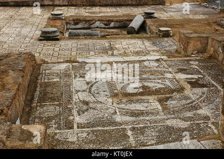 Villa romana di Pisoes. Pavimento a mosaico raffigurante geometrici e motivi naturalistici. Il Portogallo. L'Alentejo. Beja. Foto Stock