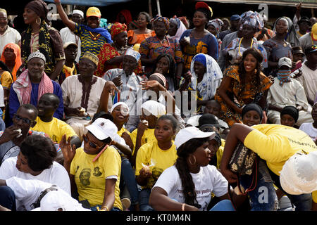 Migliaia di Gambians si sono riuniti per celebrare il Presidente Adama Barrow di un anno per l'anniversario al calcio Buffer-Zone park in Latrikunda, Gambia Foto Stock