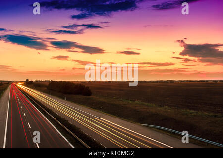 Vetture accelerando su una autostrada Foto Stock