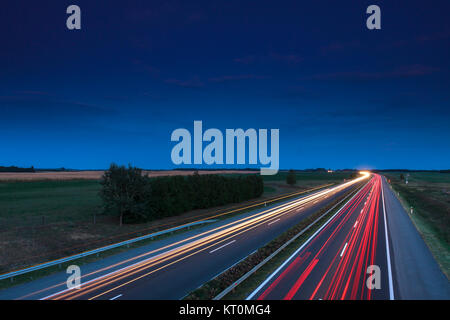 Vetture accelerando su una autostrada Foto Stock