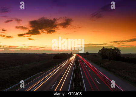 Vetture accelerando su una autostrada Foto Stock