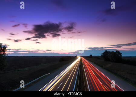 Vetture accelerando su una autostrada Foto Stock