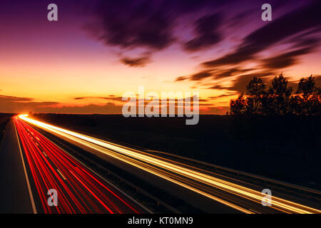 Vetture accelerando su una autostrada Foto Stock