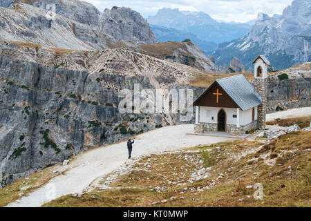 Cappella di montagna vicino a Tre Cime di Lavaredo nelle Dolomiti Foto Stock