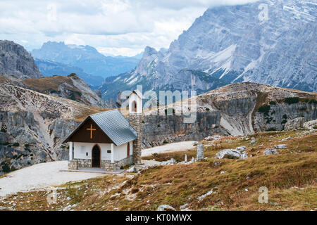 Cappella di montagna vicino a Tre Cime di Lavaredo nelle Dolomiti Foto Stock