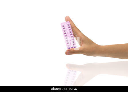 Asian giovane donna azienda pack di pillole contraccettive con una mano isolato su sfondo bianco con copia spazio e percorso di clipping. La scelta di famiglia pl Foto Stock