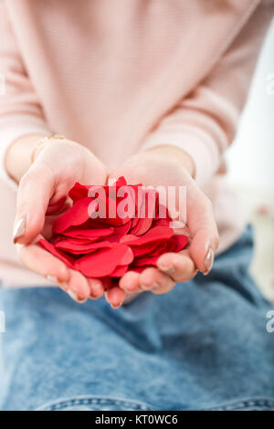 Donna che mantiene la carta rossa cuori Foto Stock