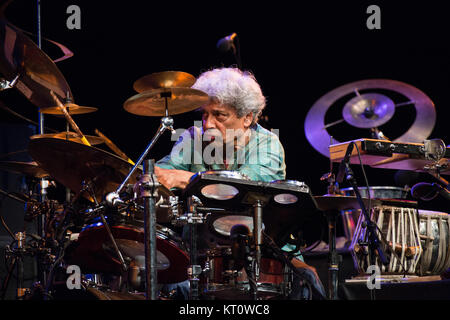 Il compositore indiano e percussionista Trilok Gurtu esegue un concerto dal vivo con il compositore norvegese e il sassofonista Jan Garbarek a Den Norske Opera & Balletto durante Oslo Jazzfestival 2016. Norvegia, 15/08 2016. Foto Stock