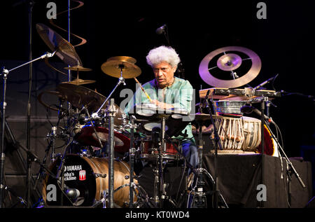 Il compositore indiano e percussionista Trilok Gurtu esegue un concerto dal vivo con il compositore norvegese e il sassofonista Jan Garbarek a Den Norske Opera & Balletto durante Oslo Jazzfestival 2016. Norvegia, 15/08 2016. Foto Stock