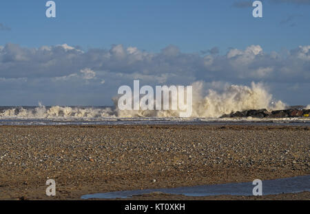 Onde che si infrangono sulla difesa del mare reef offshore Eccles-on-Sea, Norfolk, Regno Unito Dicembre Foto Stock