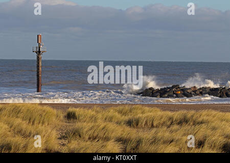 Onde che si infrangono sulla difesa del mare reef offshore Eccles-on-Sea, Norfolk, Regno Unito Dicembre Foto Stock