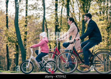 La famiglia felice in sella bike park Foto Stock