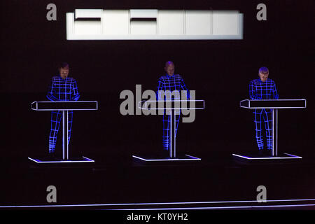 Il leggendario musica elettronica tedesca band Kraftwerk esegue un concerto live Oslo Opera House. Kraftwerk è considerato i pionieri della musica elettronica scena. Norvegia, 04/08 2016. Foto Stock
