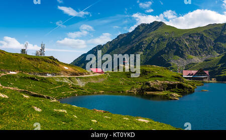 Transfagarasan road, Romania - Giu 26, 2017: lago Balea in montagna Fagaras su un luminoso giorno. incredibile paesaggio estivo di uno dei la maggior parte delle visite Foto Stock