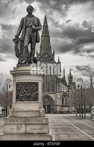 La maestosa Statua del David Livingstone di fronte all'ingresso principale per la magnifica cattedrale di Glasgow in Scozia. Foto Stock