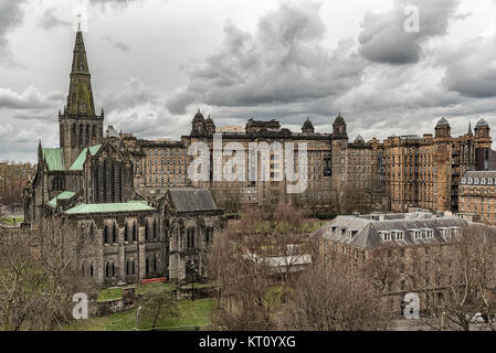 Glasgow St Mungo la cattedrale di visto dalla città di necropoli cimitero. Fondata nel XII secolo era uno dei pochi chiesa scozzese di edifici Foto Stock