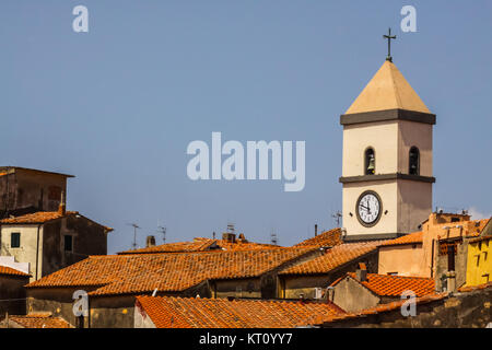 Il tetto e la torre della città italiana di Capoliveri isola d'Elba Foto Stock