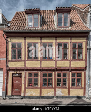 Uno dei tanti pittoreschi edifici nella città vecchia di Helsingor in Danimarca. Foto Stock